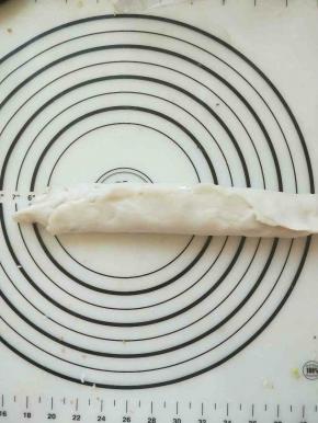 把边捏一下，要不然配料这些在压的过成中会漏出来！