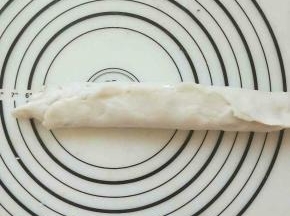 把边捏一下，要不然配料这些在压的过成中会漏出来！