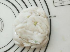 圆饼用手压扁，或者擀成圆片。和锅的形状一样大，