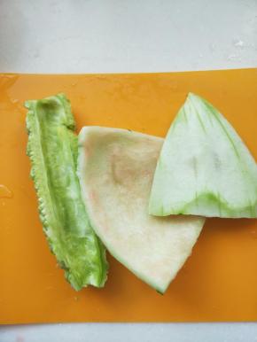 苦瓜去壤，西瓜去掉绿皮，刮掉红壤。