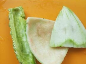 苦瓜去壤，西瓜去掉绿皮，刮掉红壤。