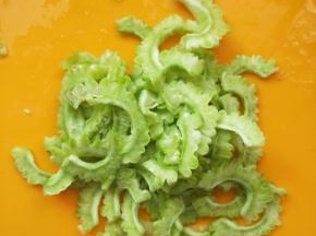 苦瓜，和瓜皮切丝