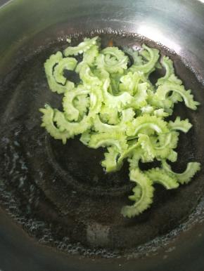 锅内水烧开，苦瓜，西瓜皮加盐焯水，两三分钟就可以。捞出放入冷开水控干水分备用。