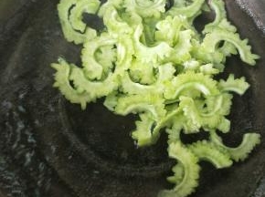锅内水烧开，苦瓜，西瓜皮加盐焯水，两三分钟就可以。捞出放入冷开水控干水分备用。