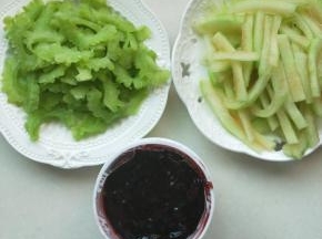 准备好材料，蓝莓酱我买的是成品。