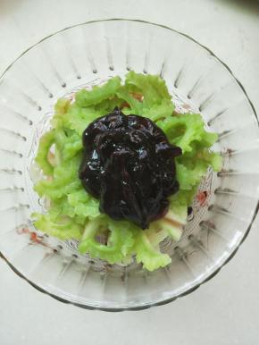 将苦瓜，西瓜皮装入碗中，放入蓝莓果馅搅拌均匀