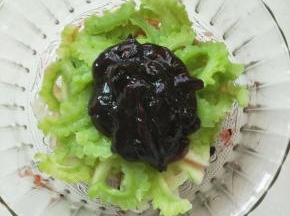 将苦瓜，西瓜皮装入碗中，放入蓝莓果馅搅拌均匀