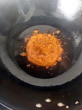 油锅中倒入适量油，烧热后倒入白糖看见泡沫飘起，注意不要炼过了。