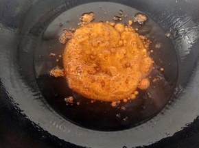 油锅中倒入适量油，烧热后倒入白糖看见泡沫飘起，注意不要炼过了。