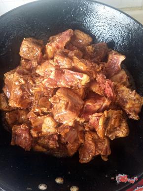 下入排骨煸炒。（煸出肥油，炒至排骨表面微微焦黄，吃起来口感特别香。