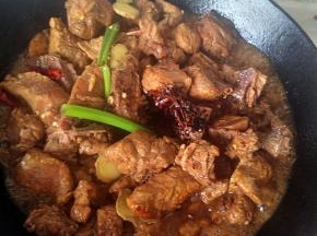 下入葱、姜、八角、干辣椒翻炒，调入老抽，翻炒均匀上色