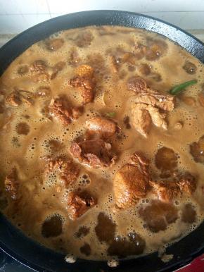 锅中倒入没过排骨的清水，大火烧开