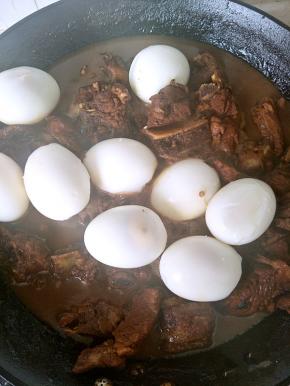 转小火加盖焖煮约30分钟，调入生抽、盐和糖。（煮至排骨可轻松用筷子插入的程度即可。）加入熟鸡蛋。