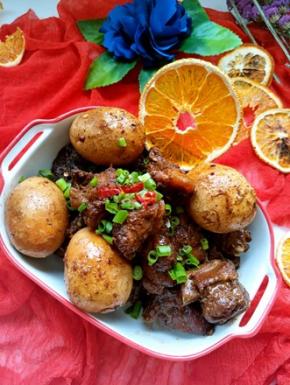 中间慢慢翻动，大火收汁后出锅，香气四溢