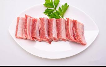 排骨洗净切块后倒入锅中，加料酒焯水