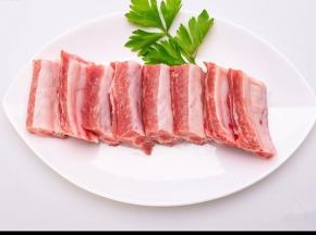 排骨洗净切块后倒入锅中，加料酒焯水