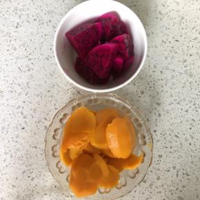 火龙果剥皮切块，芒果去皮切块