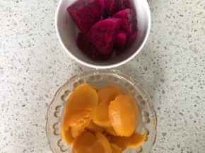 火龙果剥皮切块，芒果去皮切块