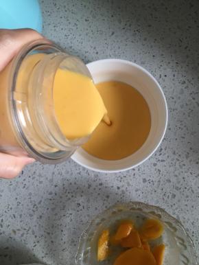 倒出顺滑的芒果奶昔