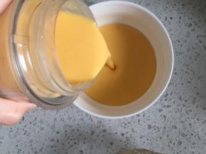 倒出顺滑的芒果奶昔