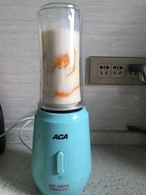 安上榨汁机杯体，把杯体三角形小箭头处榨汁机下部分的小圆点扣合