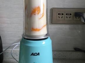 安上榨汁机杯体，把杯体三角形小箭头处榨汁机下部分的小圆点扣合
