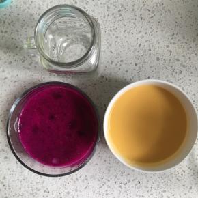 倒出顺滑的火龙果果汁