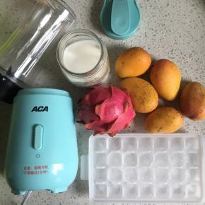 准备好所有材料，当然还有重要角色---ACA榨汁机～