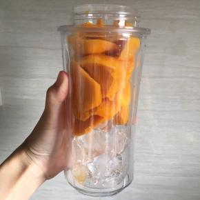 榨汁机杯内先放入冰块，然后倒入芒果肉