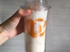 倒入纯牛奶