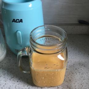 选一个自己喜欢的杯子，先倒入芒果奶昔