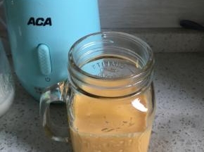 选一个自己喜欢的杯子，先倒入芒果奶昔