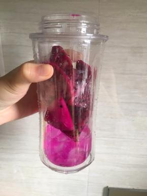 杯体内再加入适量冰块，加入红心火龙果果肉，加一点点纯净水