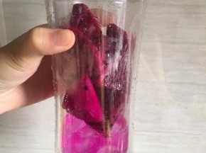 杯体内再加入适量冰块，加入红心火龙果果肉，加一点点纯净水