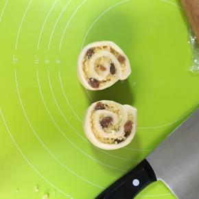 用锋利的刀从中间切开