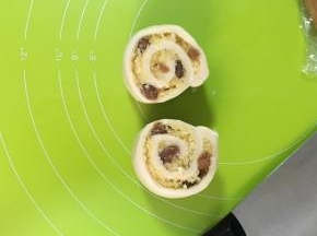 用锋利的刀从中间切开