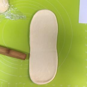 松弛好的面团擀成椭圆形