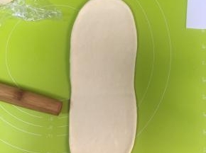 松弛好的面团擀成椭圆形