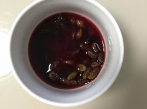 制作椰蓉葡萄干馅：葡萄干以前用红酒泡2小时以上，然后沥干红酒，备用