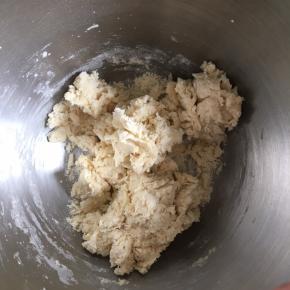 用筷子搅拌成絮状