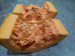 金黄色南瓜，比较好选，选颜色深黄，条纹清理粗重的