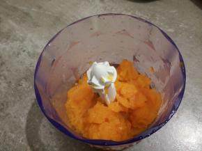 把蒸好的南瓜放进搅拌机