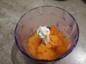 把蒸好的南瓜放进搅拌机