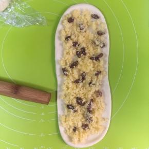 均匀铺上椰蓉葡萄干馅