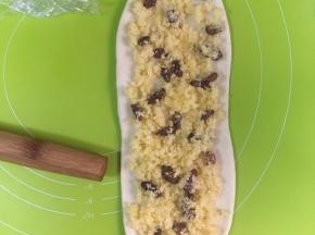 均匀铺上椰蓉葡萄干馅