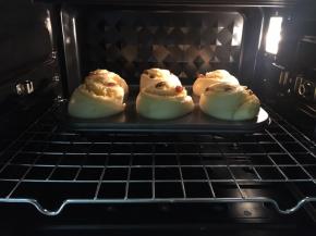 烤箱提前预热165度，上下火，烤20分钟，终于观察面包上的情况，上色之后可以加盖锡纸，以免上色过深