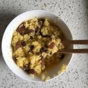 黄油放入微波炉叮30秒，使黄油融化，加入细砂糖、椰蓉、全蛋液，搅拌均匀，再加入泡好的沥干水分的葡萄干，混合均匀，即可。