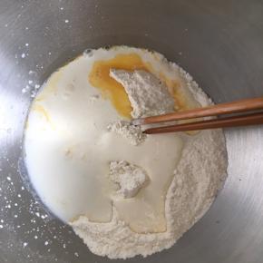 倒入淡奶油和牛奶，一边倒一边用筷子搅拌