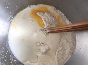 倒入淡奶油和牛奶，一边倒一边用筷子搅拌