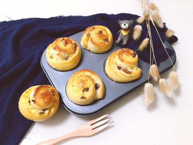 椰蓉葡萄干小面包卷